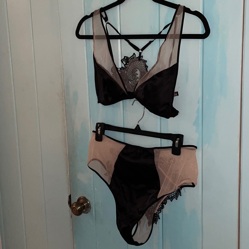 Victoria's Secret Black and Cream Lace Bra Set
